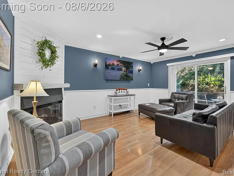 878 Yorktown Ct — Photo 4