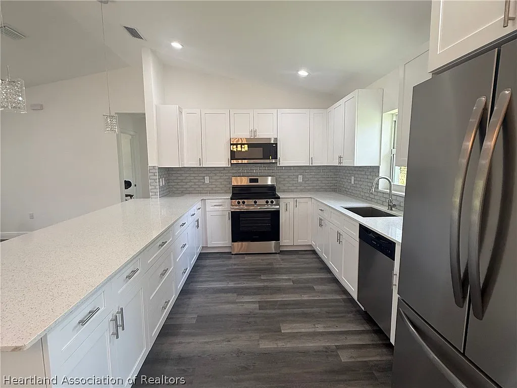 3 bed, 2.0 bath, 1600 sqft, $2,050 — Photo 4