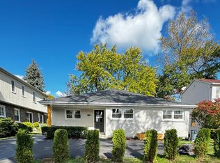 1375 Yager Ave, Highland Park, IL 60035