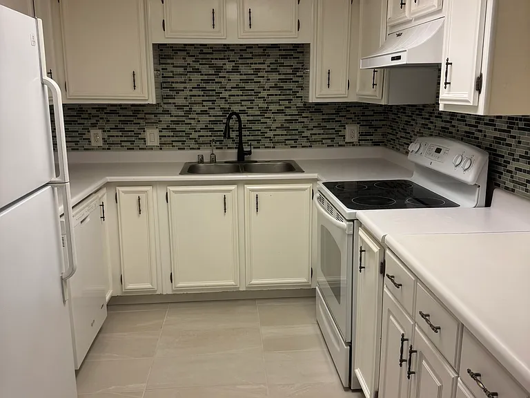 901 Country Club Dr SE — Photo 12