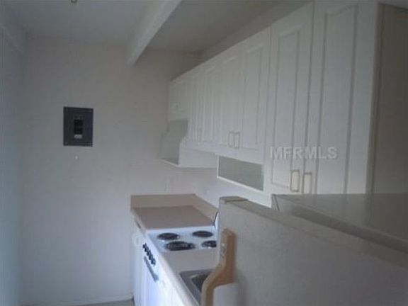 3rd image of 919 Club Cir
