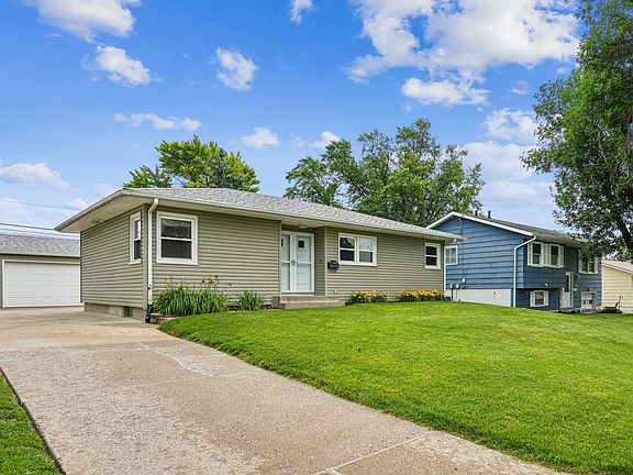 2nd image of 2833 Magnolia Dr