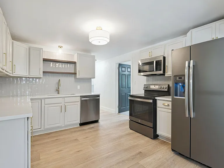 811 W Wisconsin Ave — Photo 2