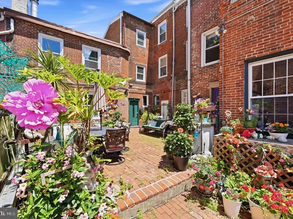 820 S 4th St #B, Philadelphia, PA 19147