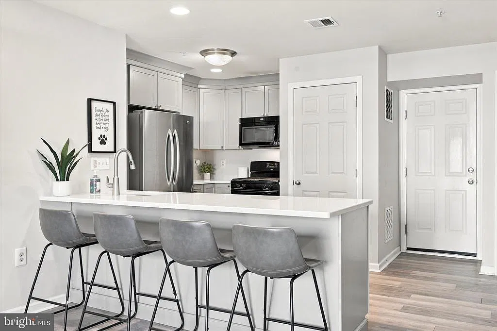 2 bed, 1.5 bath, 1070 sqft, $2,200 — Photo 3