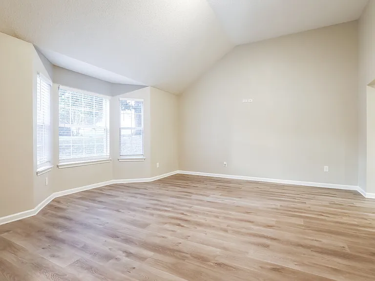 125 Titan Rd — Photo 9