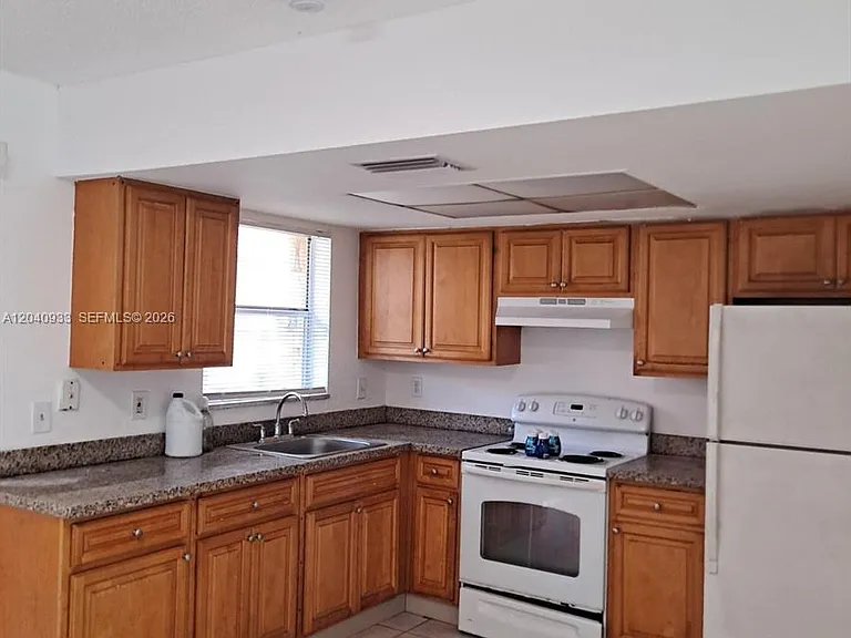 2560 NW 52nd Ave #C18 — Photo 2
