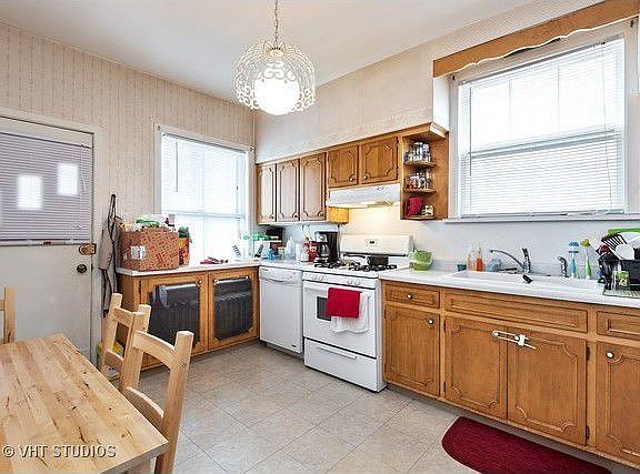 4th image of 3921 N Sawyer Ave #2