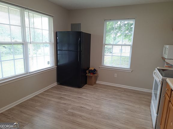 5th image of 229 Merritts Ave