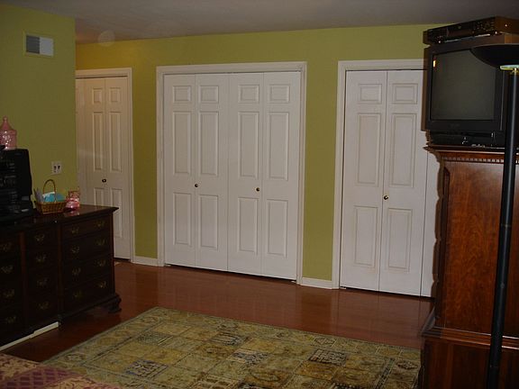 Maple hardwood flooring and lots of closet space and in-unit washer/dryer.
