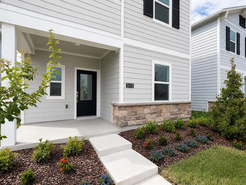 4 bed, 2.5 bath, 2071 sqft, $2,490 — Photo 2