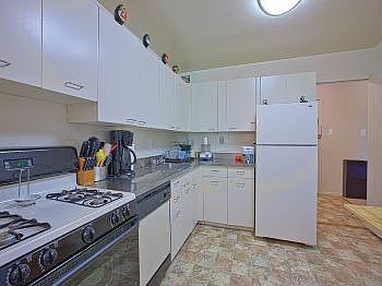 4th image of 210 E Fairfax St