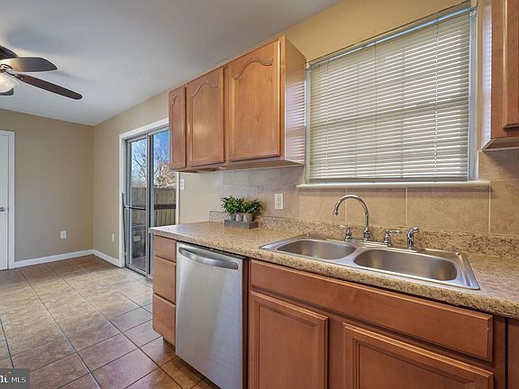 4th image of 8 Treelane Dr