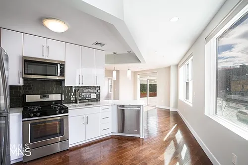 456 Grand St Photo 1