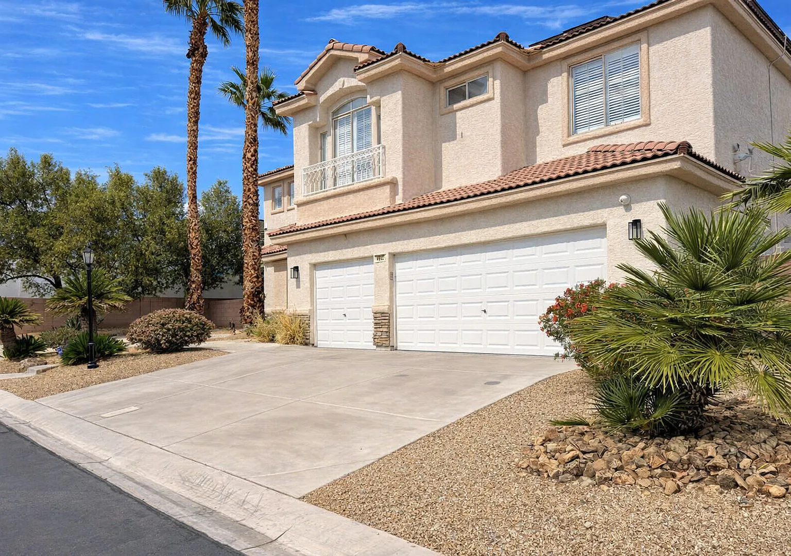 Northwest Valley 6 bdr 4400 sq ft with RV parking, pool, covered patio - all on a 1/2 acre lot! — Photo 1