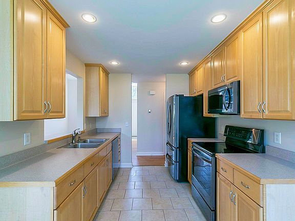 2nd image of 200 Camellia Ct
