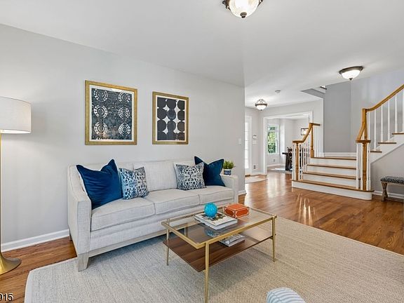 5th image of 7 Holly Ct