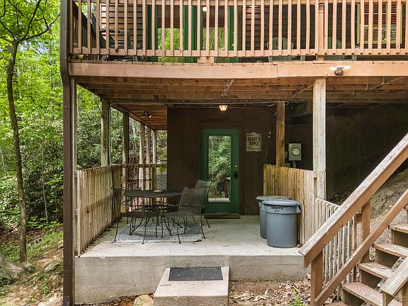 5th image of 77 Lloyd Ln