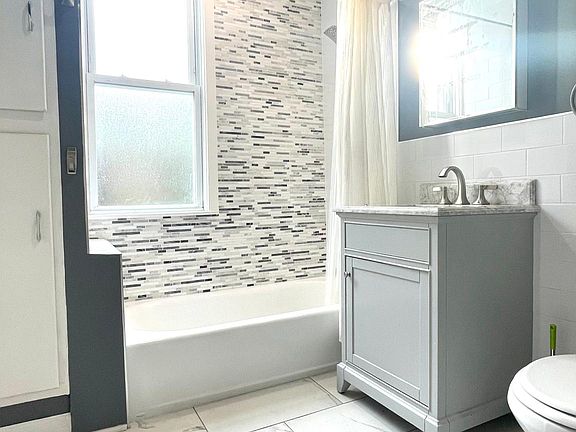 5th image of 2084 W Lunt Ave Floor 2