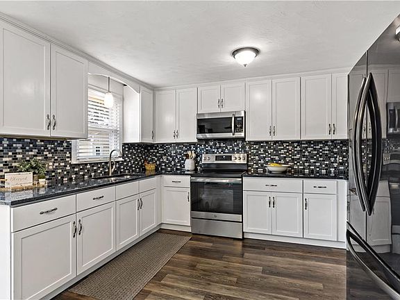 5th image of 756 Metacom Ave