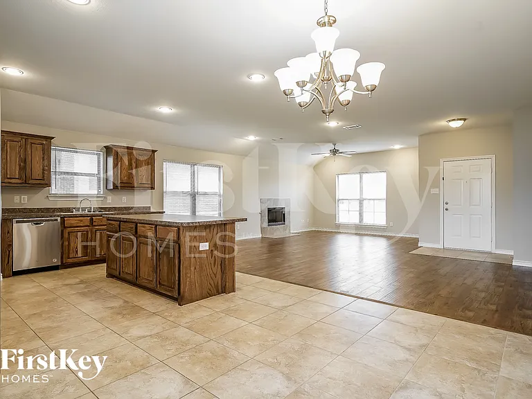 615 Hearthstone Dr — Photo 5