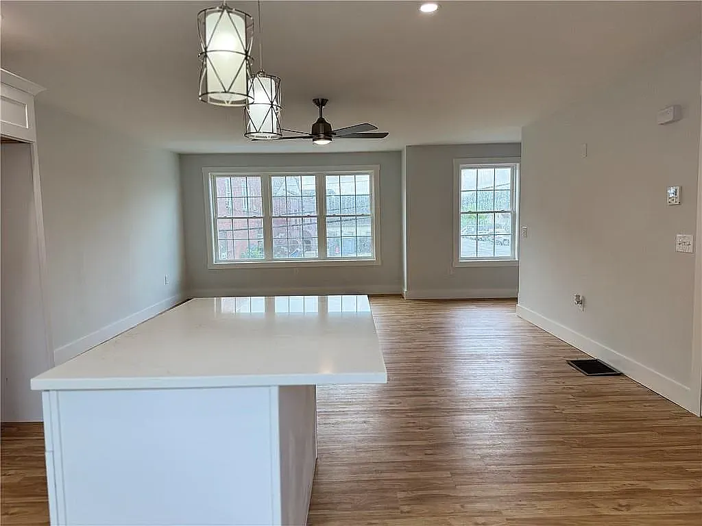 2 bed, 2.5 bath, 1400 sqft, $3,000 — Photo 3