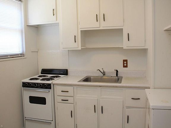5th image of 1825 Villa Dr