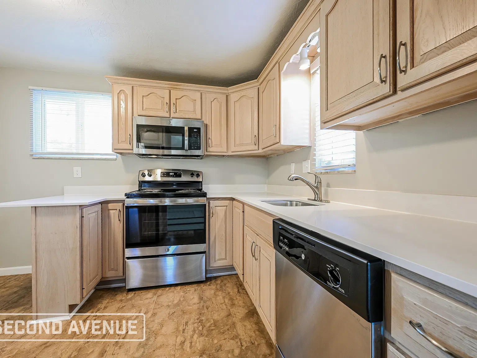 3 bed, 1.5 bath, 1100 sqft, $1,669 — Photo 2