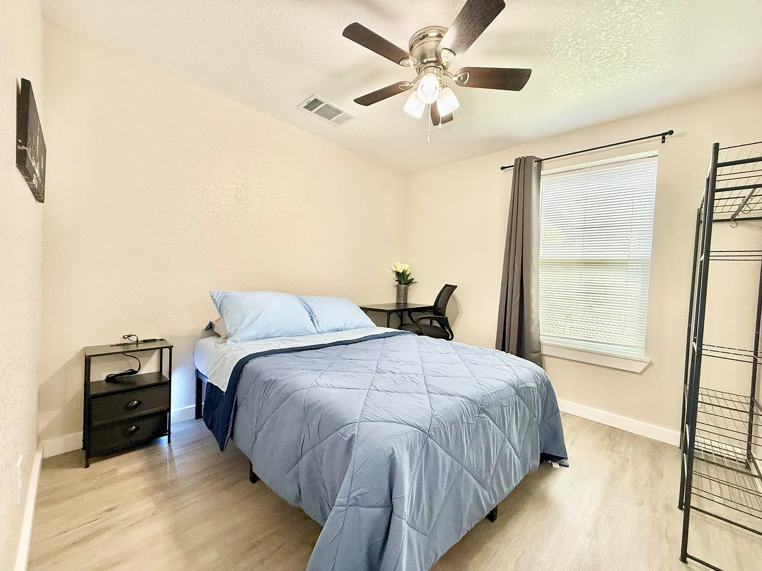 4 bed, 2.0 bath, 1712 sqft, $728 — Photo 1