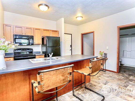 5th image of 917 27th Ave NE #322