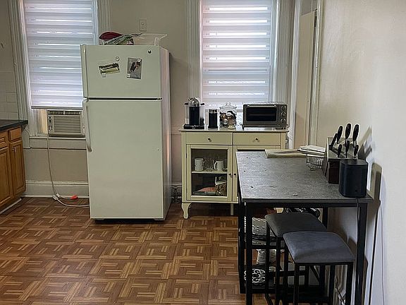 2nd image of 2322 32nd St Floor 2