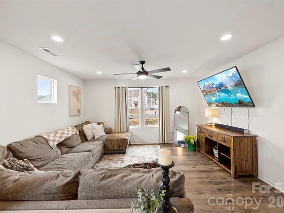 5th image of 717 Lexington Dr