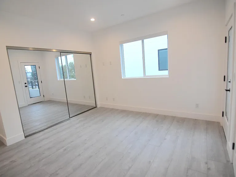 13822 Oxnard St — Photo 5