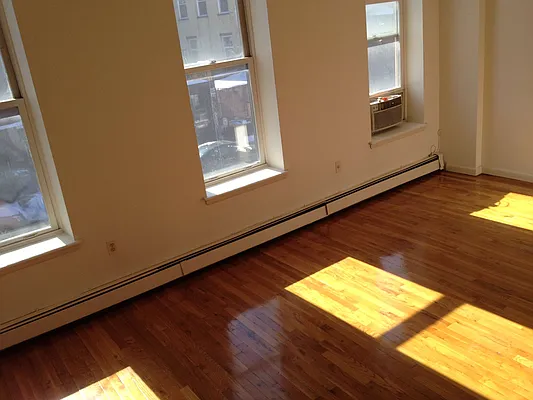 Rented by Flateau Realty | media 14