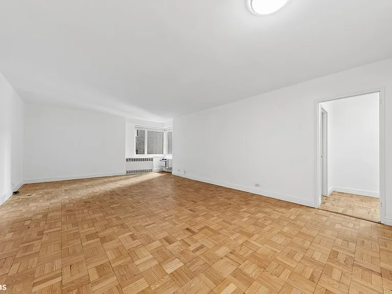 411 E 53rd St #14M — Photo 3