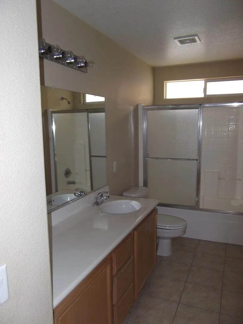 House For Rent - Galliano Ave - 5BD 3BA - Desert Breeze Patio — Photo 3