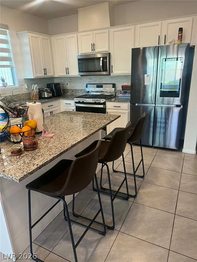 4 bed, 2.5 bath, 2446 sqft, $2,500 — Photo 2