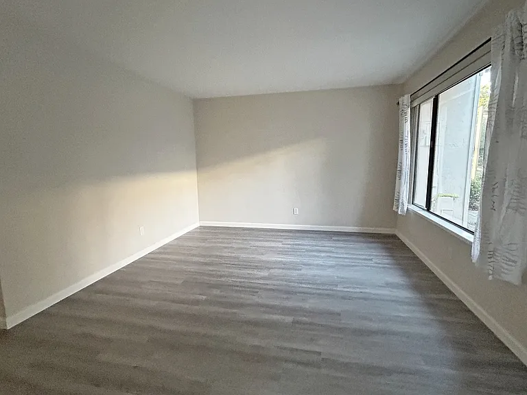 1220 Crescent Ter — Photo 3