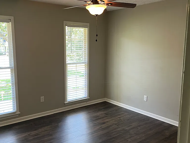 1090 Eugene Ln — Photo 11