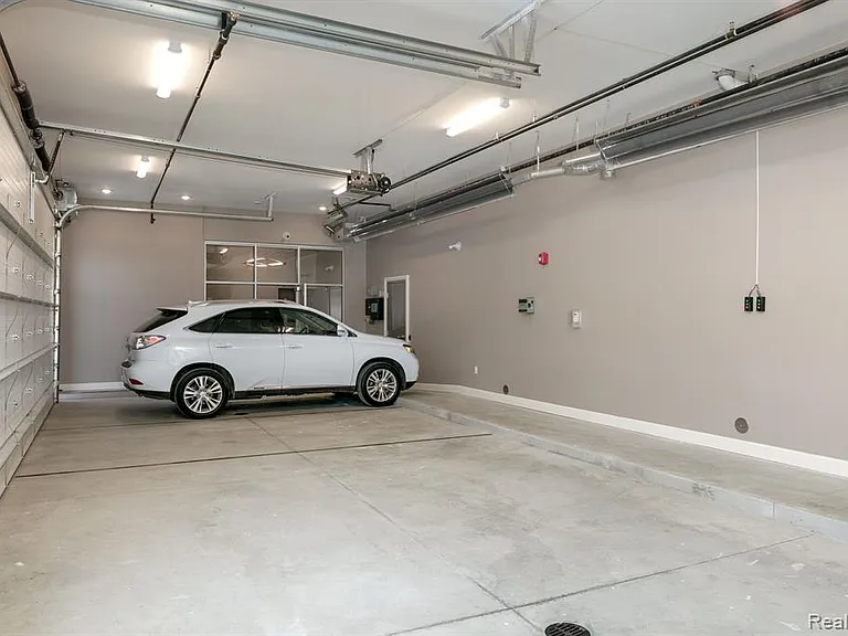 438 Selden St #404 — Photo 34