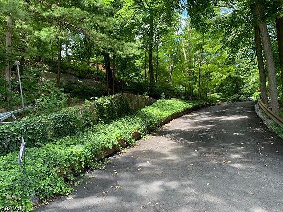 4th image of 2114 Lakeside Dr W