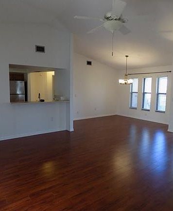 4th image of 622 SW 25th Ter