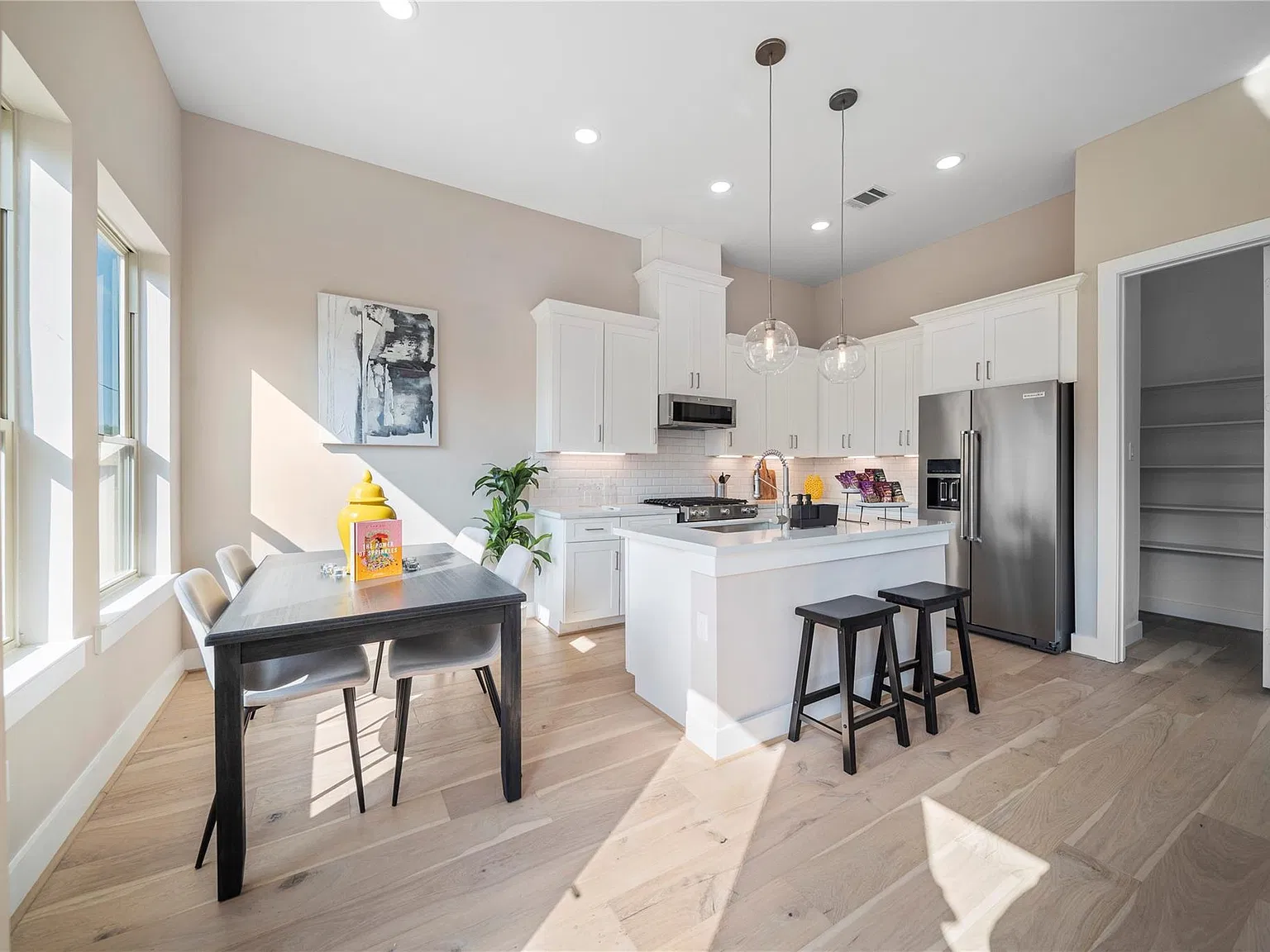 3 bed, 2.5 bath, 1810 sqft, $2,350 — Photo 3