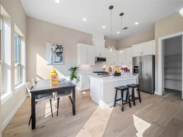 312 Queen Sude Ln, Houston, TX 77091