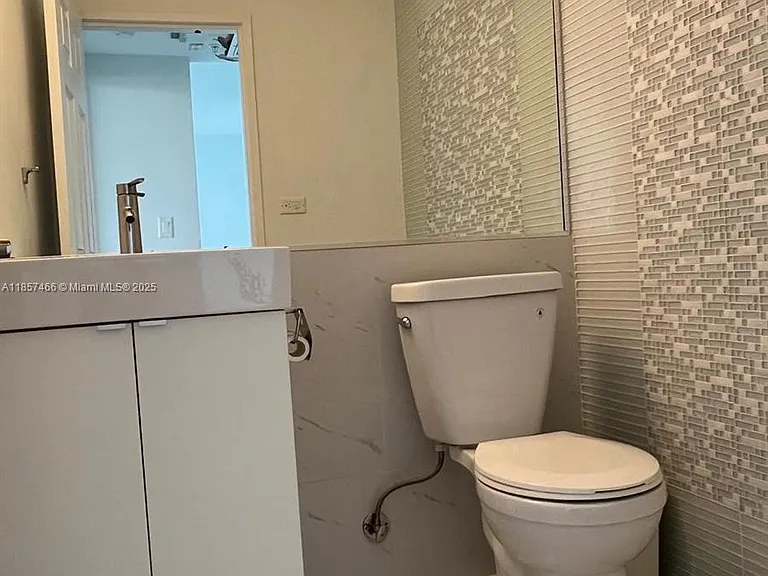 5601 Collins Ave #1115 — Photo 6