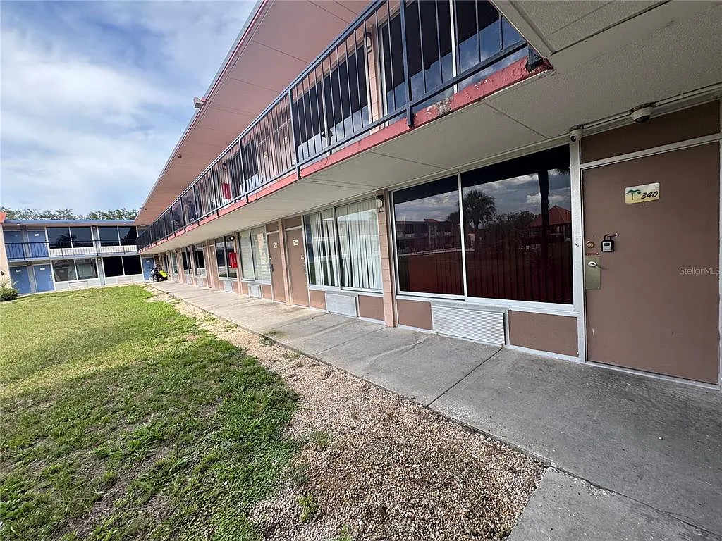 1 bed, 1.0 bath, 300 sqft, $900 — Photo 2