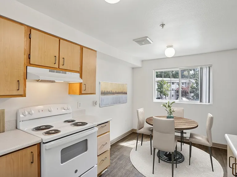 Woodfield Apartments — Photo 14