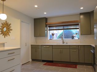12 Squirrel Hl, Roslyn, NY 11576