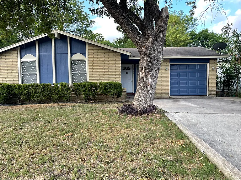 1 car garage / up to 4 car driveway