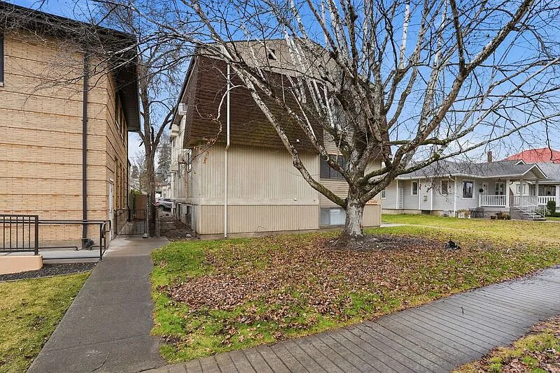 Building Photo - 411 E Sinto Ave #201